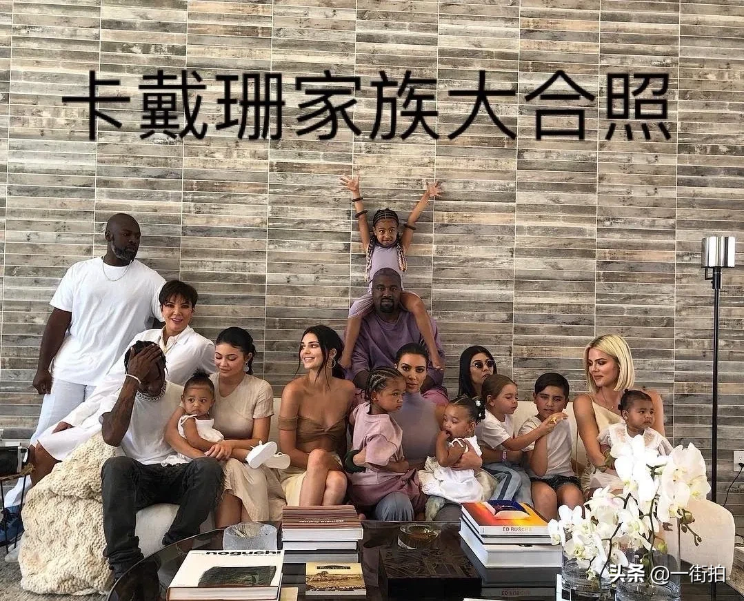 金姐豪气出街，罕见一身白色西装打扮，不秀魔鬼身材气质惊艳
