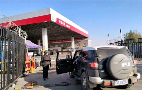 他发明“烧水汽车”，83升水跑3千公里后离奇死亡，加油站躺枪