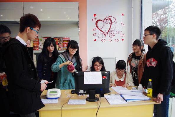 供一个大学生读完大学，需要花多少钱？家长翻开账本：10万挡不住