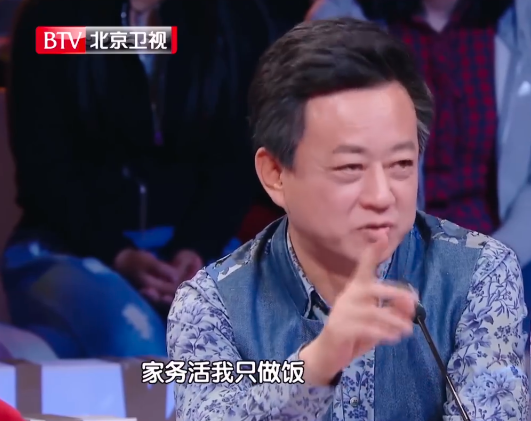 案件胶着，弦子却扒出董卿与朱军的视频，这次网友不满意了