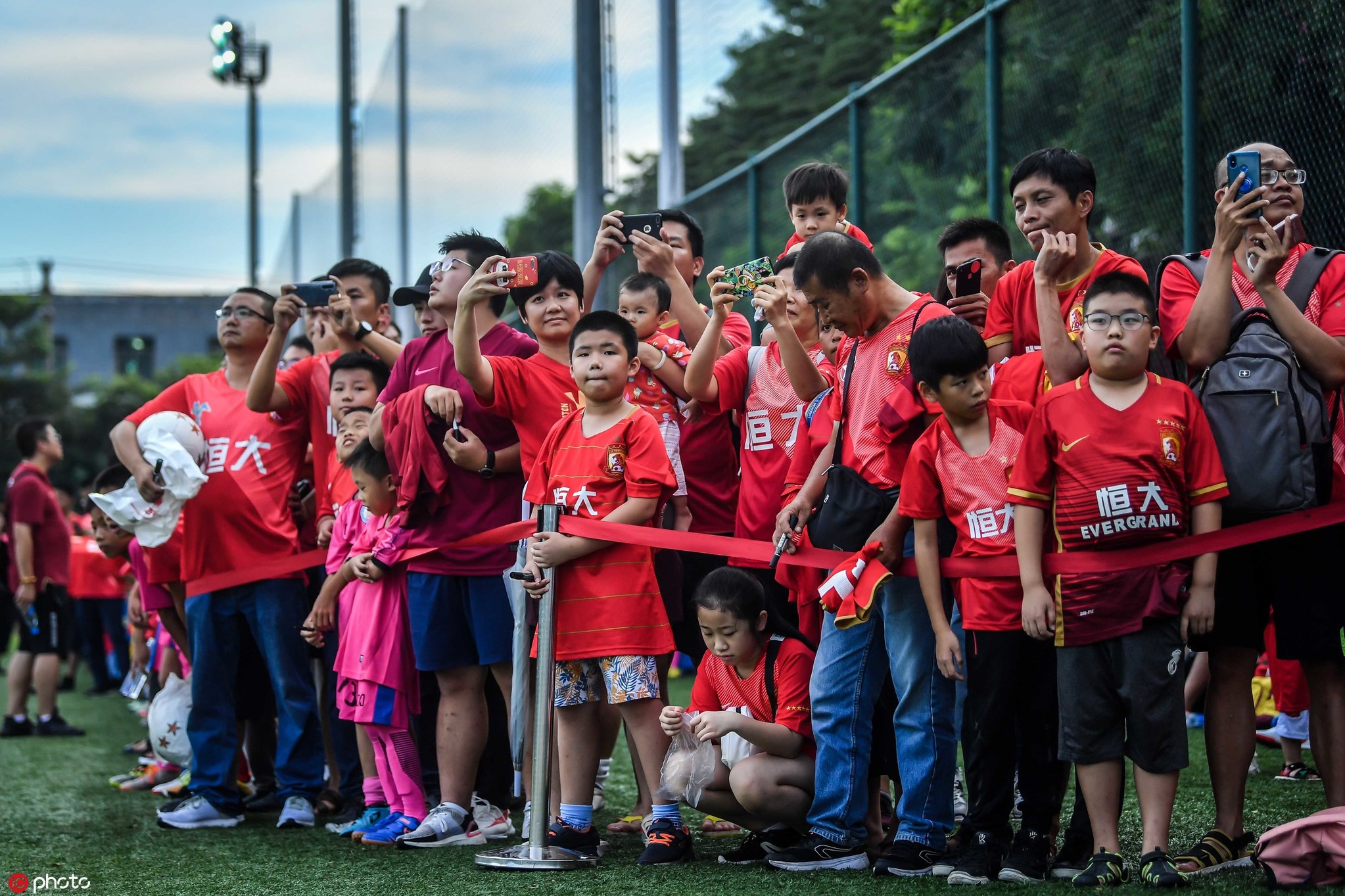 广州恒大淘宝公开训练日，众将笑容迎接球迷观战