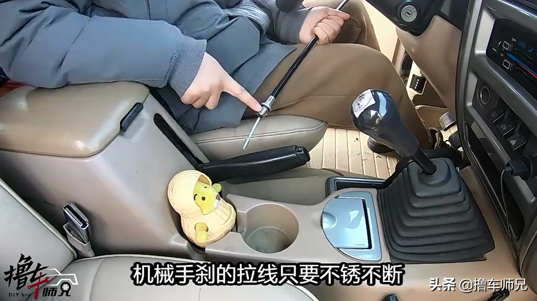 电子手刹比机械手刹好？这可不一定，看完这3个对比你就知道了
