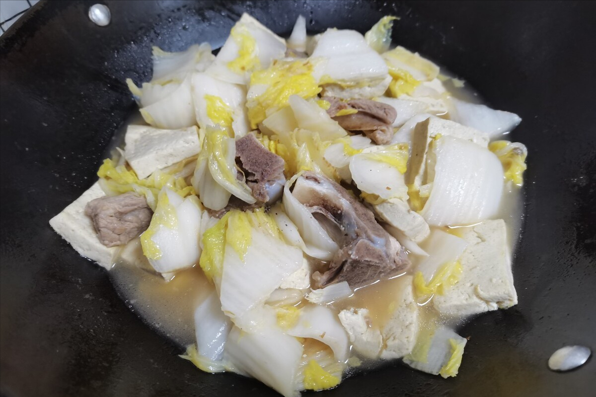 白菜炖豆腐，先炒白菜还是豆腐？大厨教你正确顺序，鲜香又入味