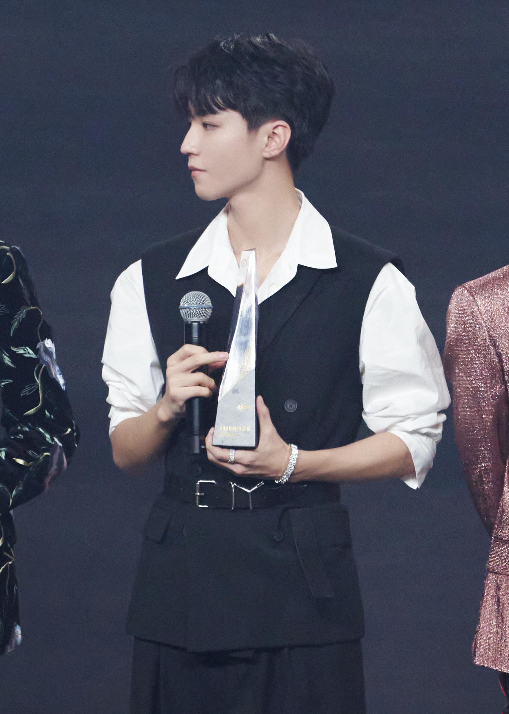 王俊凯同款风衣图片(王俊凯宣传重庆汉堡,黑风衣配帽衫酷帅,新造型