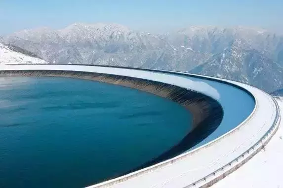 安吉江南天池滑雪场值得一去么(8分钟直抵江南唯一滑雪场，还有温泉，来这家高山云雪民宿充电打卡)