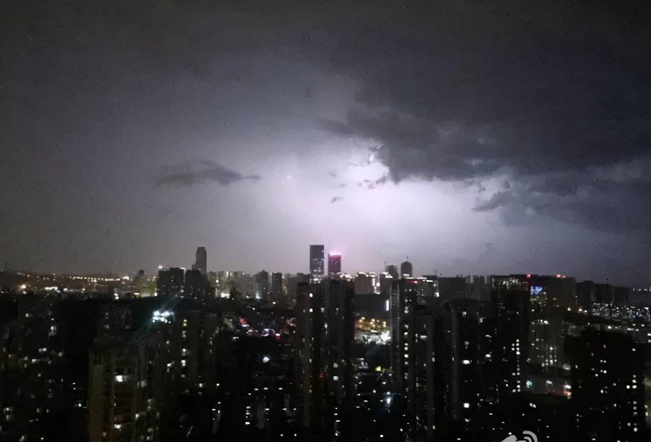 地震光现身？大理漾濞地震时，云层中出现七色闪光，它是从哪来的