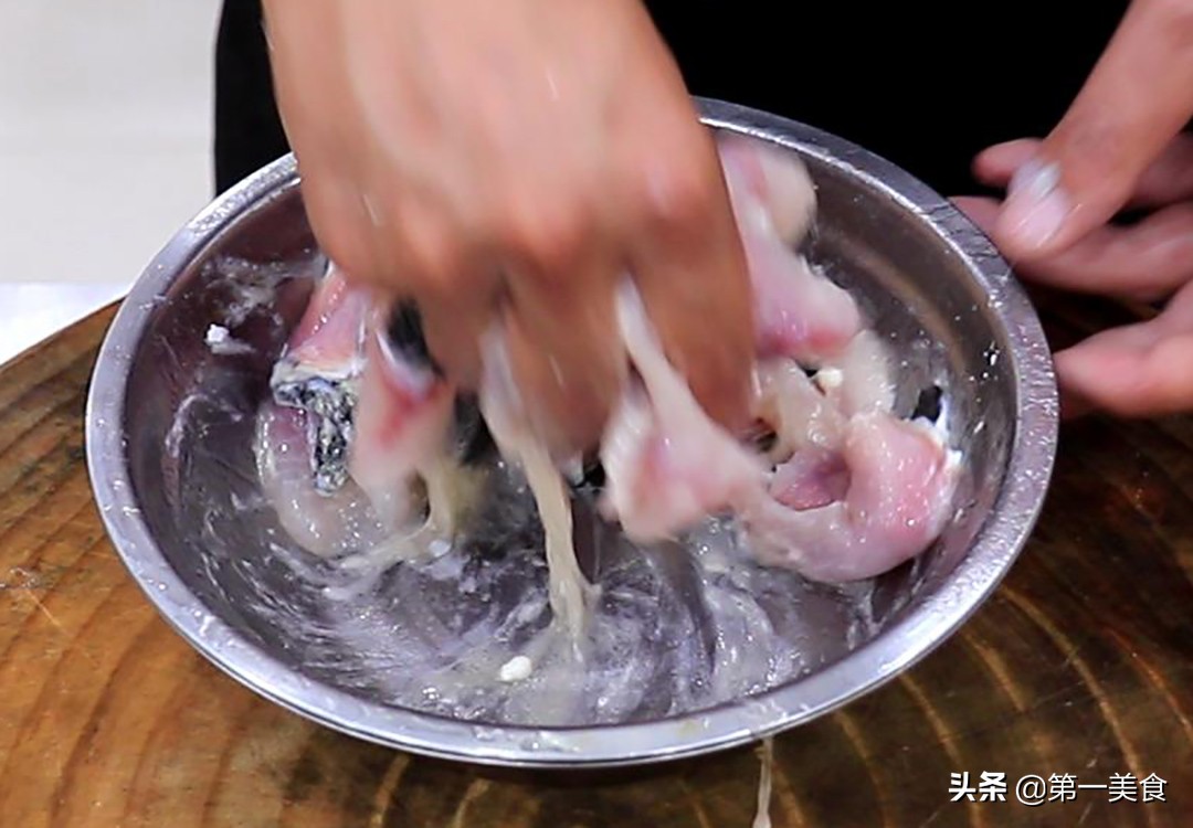 番茄鱼怎么做去腥（番茄鱼这样做鱼片滑嫩如豆腐）