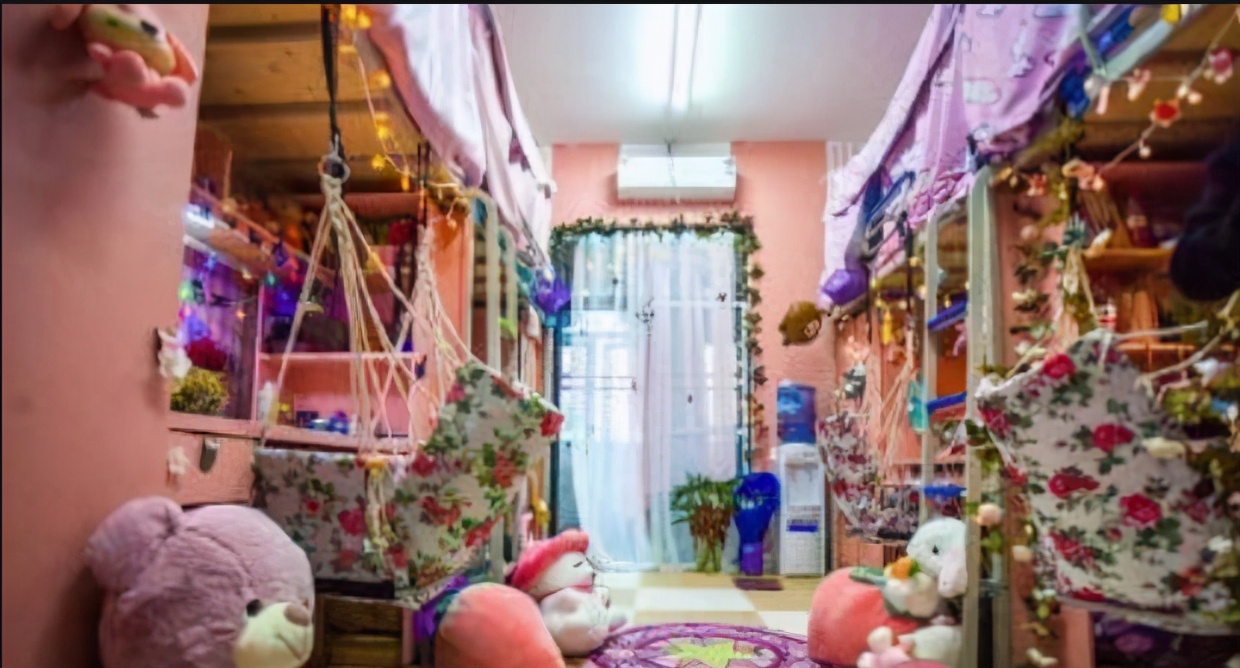 大学宿舍的“花样”装扮，00后的想法新奇，布置的温馨惹人羡慕