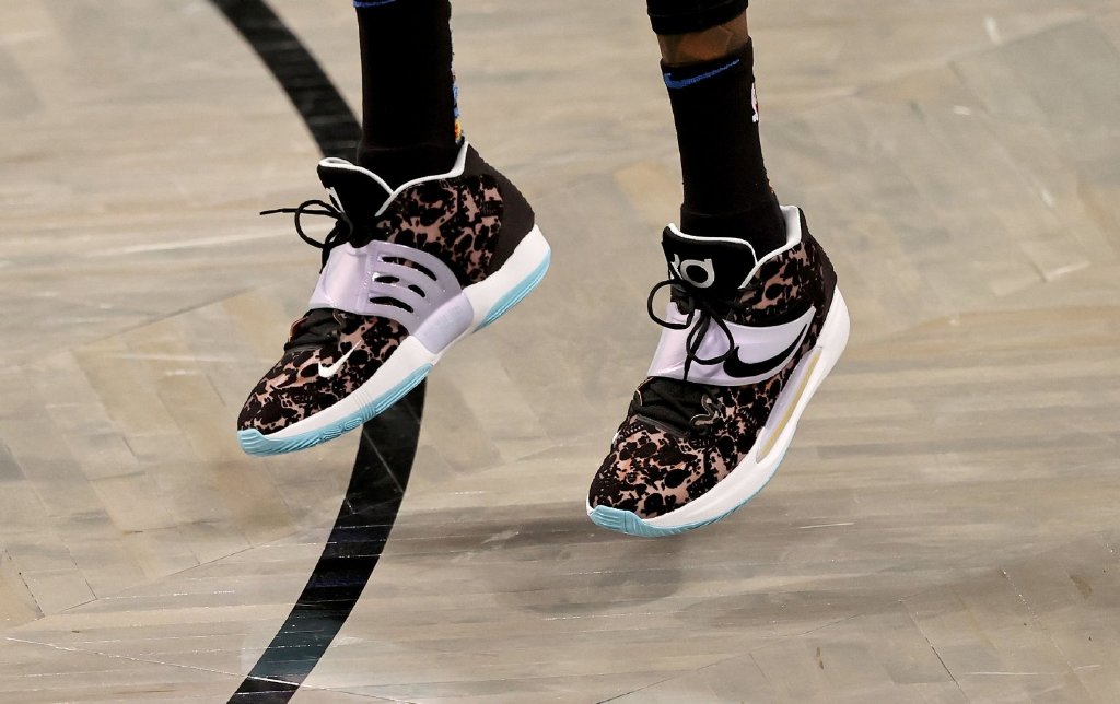 只说产品,kd14代用了中高帮的高度,和前几代几乎一样,鞋型和上一代也