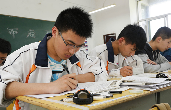 高考前的最后一课！班主任“告别”学生，一句“道歉”让学生泪目