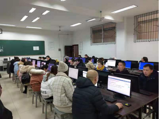 高考阅卷“现场照”流出，2000名老师原来这样阅卷，学生：长见识