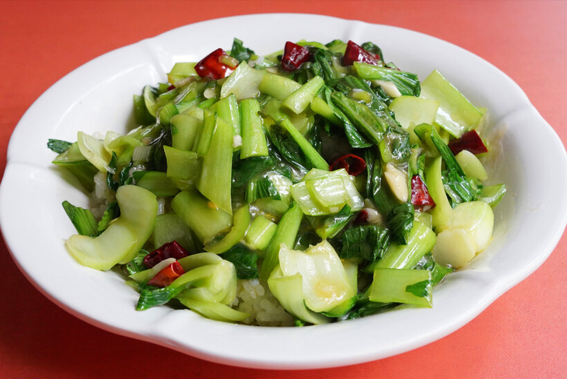 炒青菜，不变色不出汤是基础，广东大厨分享2个窍门，好看又好吃