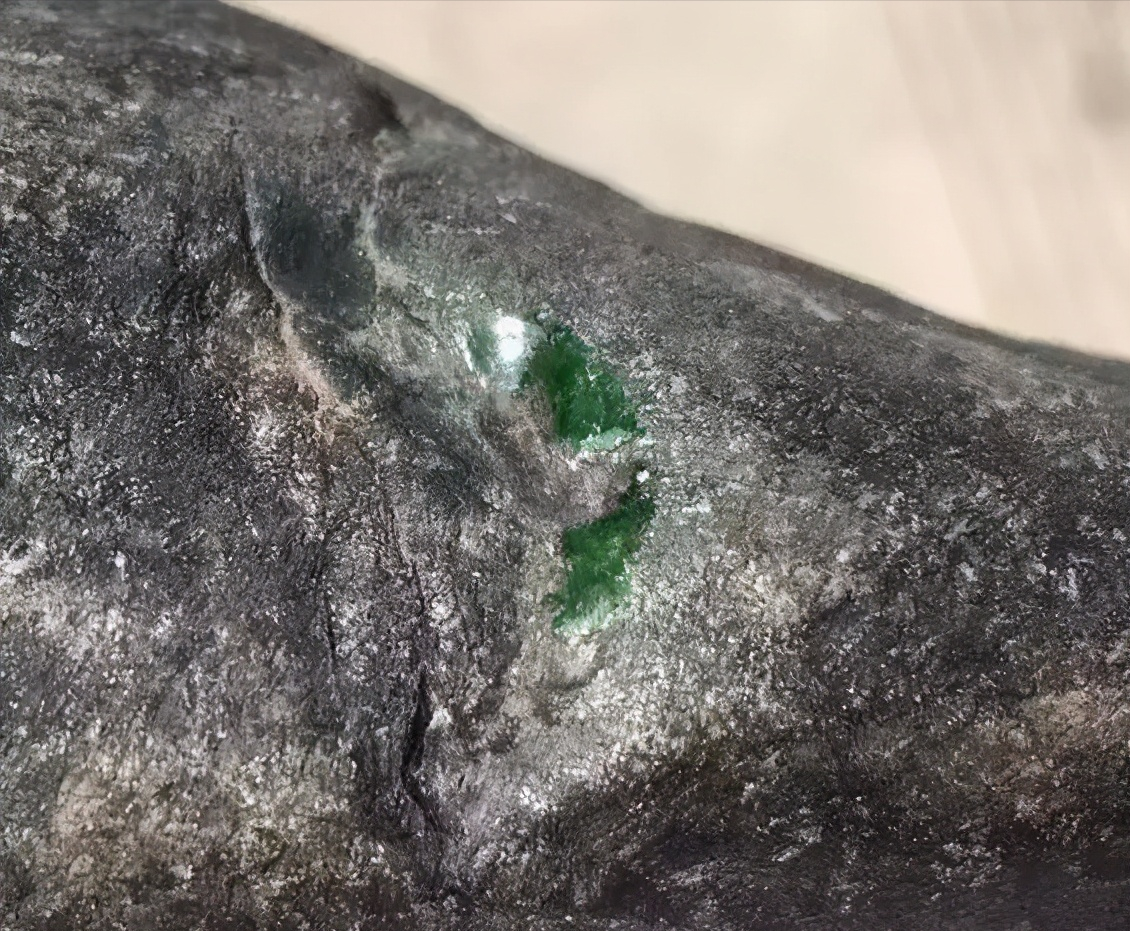 翡翠原石怎么辨别场口真假(坑害过诸多玩家的假皮翡翠原石如何制作而