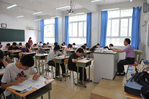 21高考10篇作文范文：用专业为学子助力，临阵磨枪不快也光