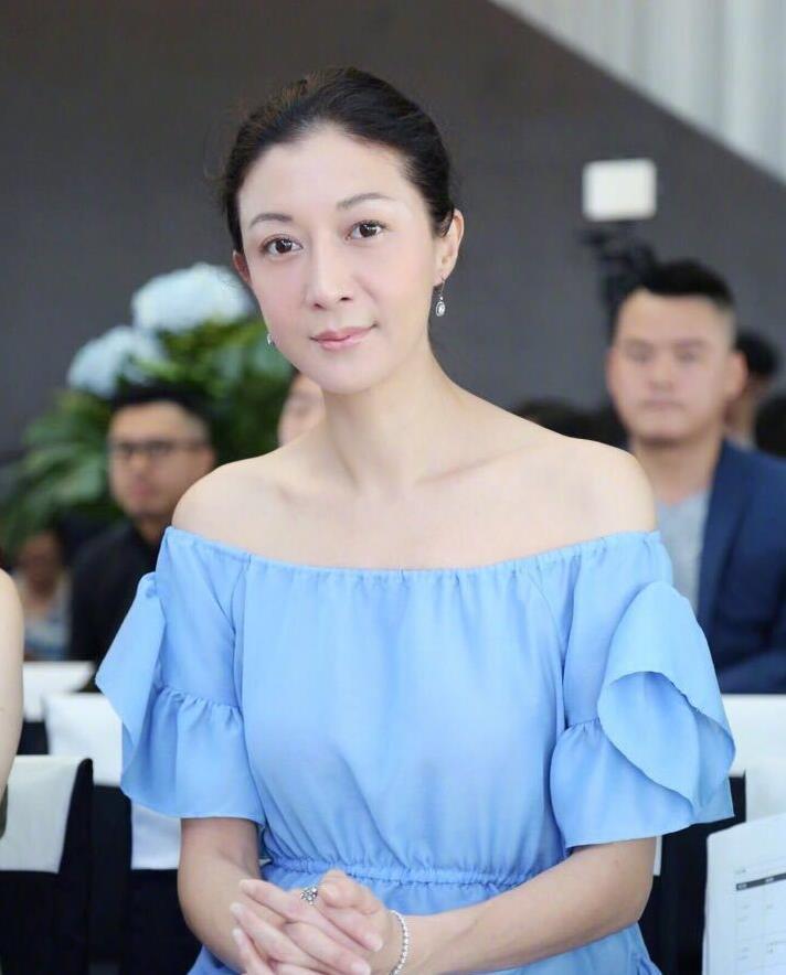 都是成龙的亲生儿女,房祖名和"小龙女",待遇却天差地别