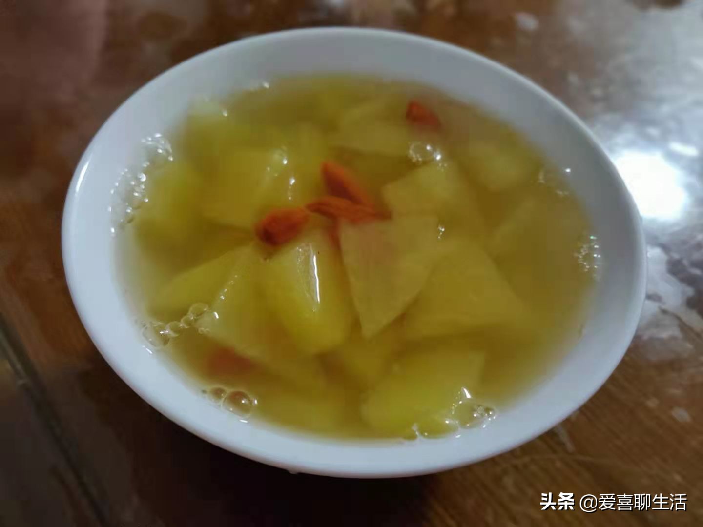 苹果水怎么煮（3个步骤学会做养生苹果水）