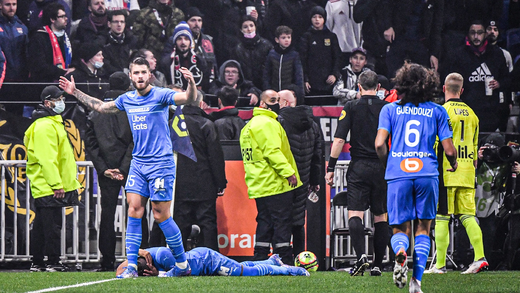 法甲腰斩什么意思（法甲又一出闹剧！球员被水瓶砸倒，球迷被捕，比赛踢4分钟就腰斩）-趣拿体育