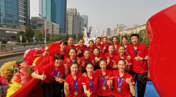 女排世界杯出场仪式(为祖国庆生！中国女排送祝福，朱婷领衔，惠若琪和张常宁出镜)