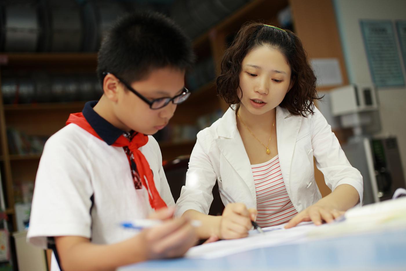 贫穷不是遮拦高贵的方式，一张清华大学的“偷拍照”，诠释了真相