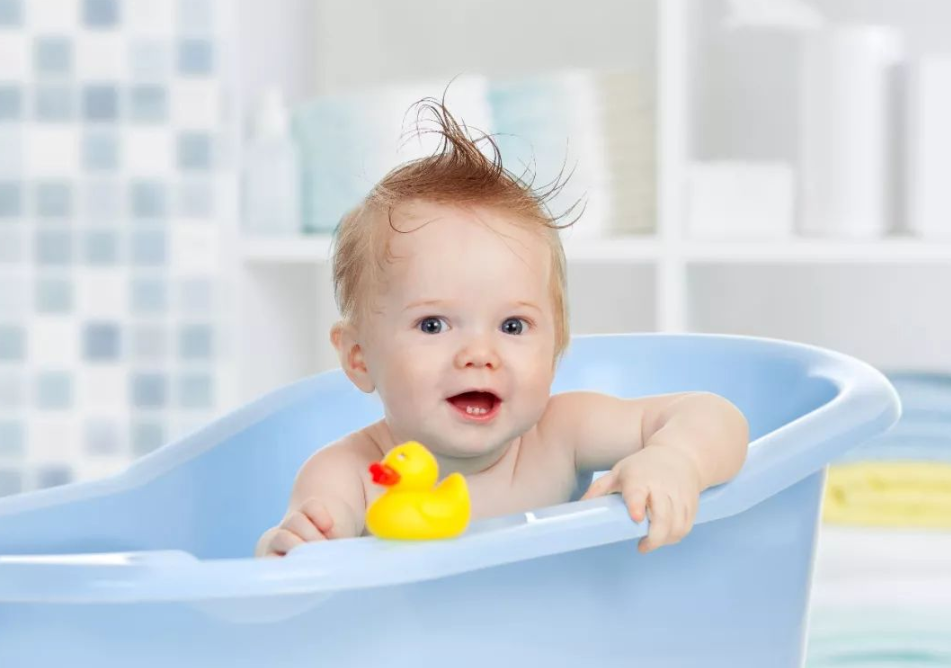 小婴儿多久洗一次澡才合适？美国儿科学会：天天洗澡未必恰当