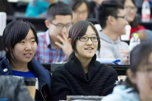 21年高考文理分数线引争议，文科生直呼不公平，学文真的吃亏吗？