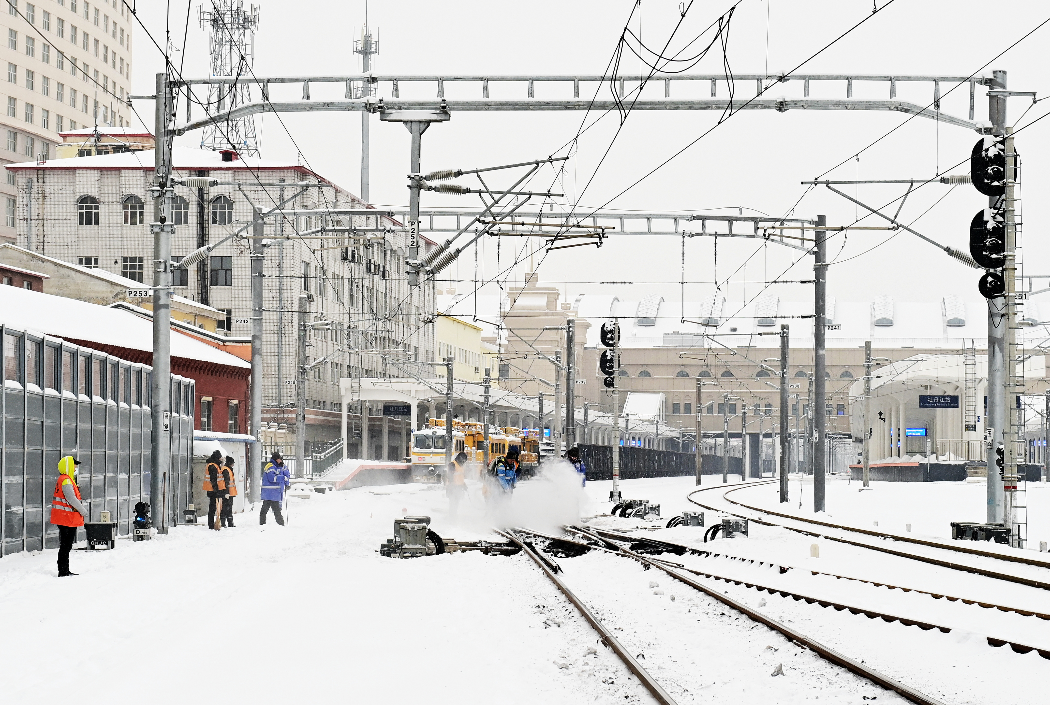 佳木斯站清雪 張鵬 攝與此同時,哈爾濱火車站,佳木斯火車站,雞西火車