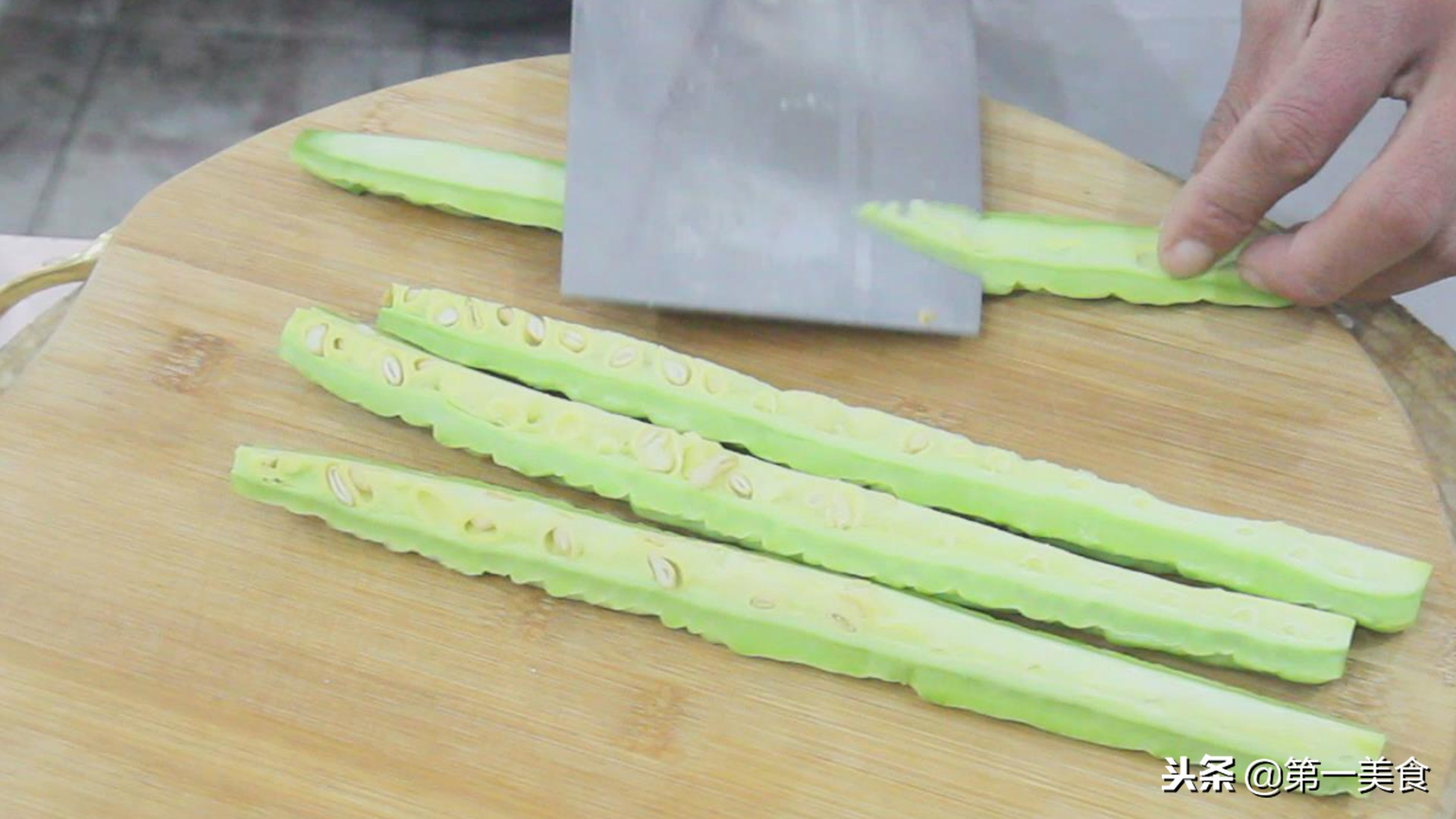 涼拌苦瓜怎麼做不苦竅門(飯店的苦瓜怎樣拌的清脆不苦色澤翠綠？廚師長分享一招，太實用了)