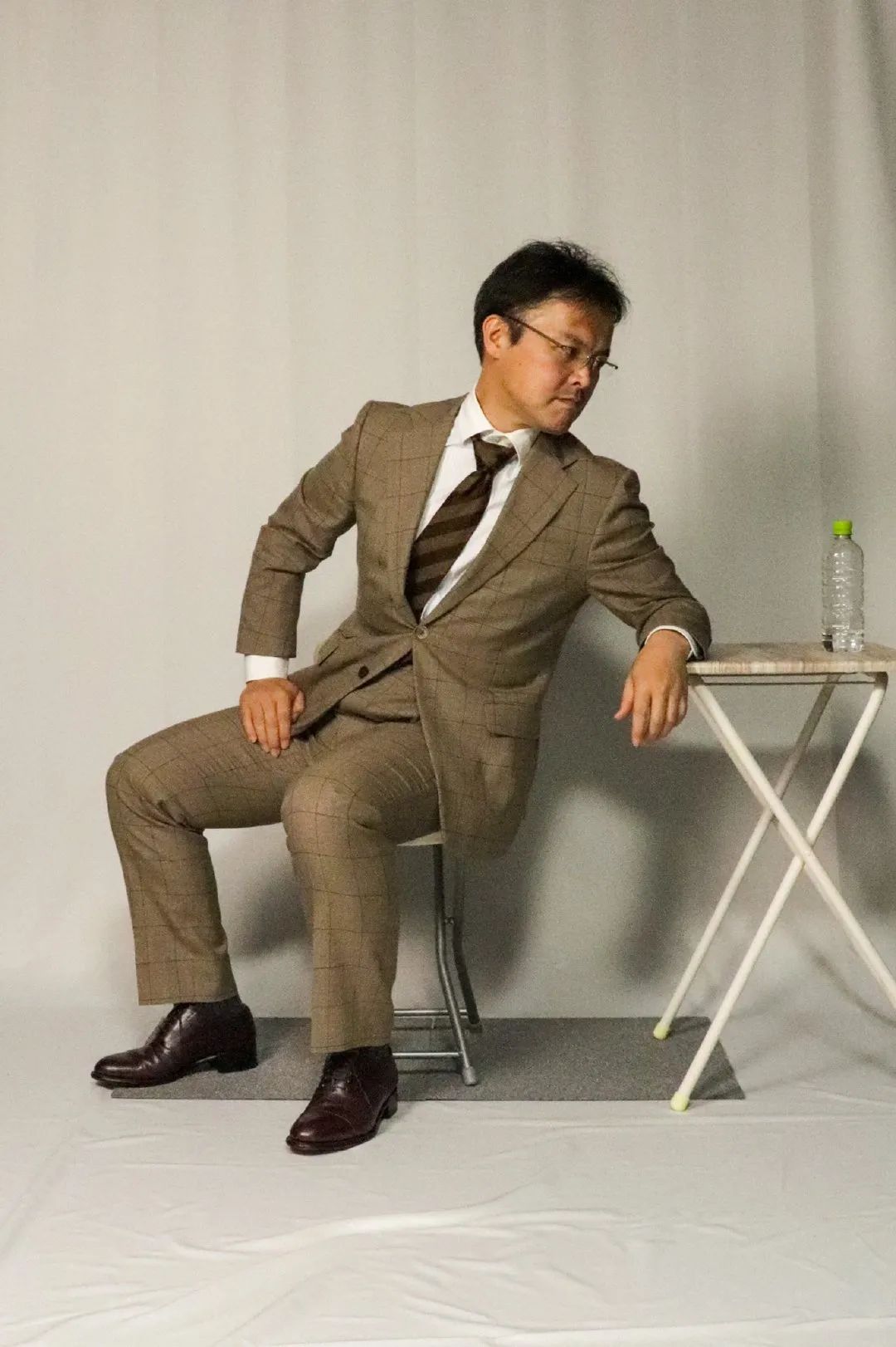 「绘画参考」西装大叔在工作路上的各种姿势(动态速写素材)