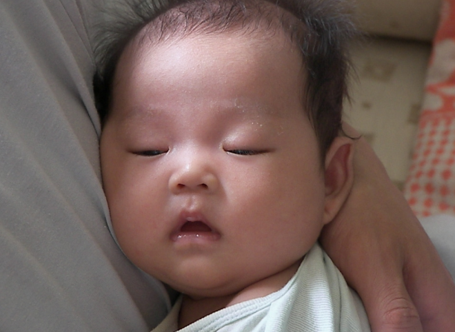 为啥宝宝睡觉时会突然大哭？不是故意在磨人，而是“有苦难言”