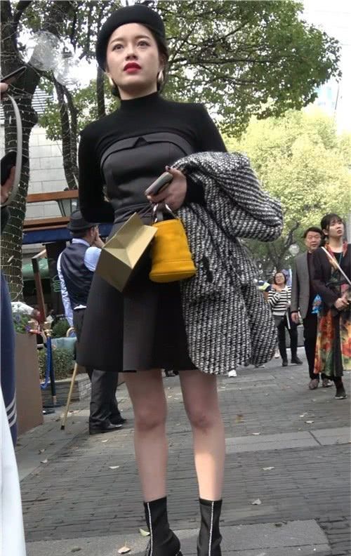 路人街拍：微胖小姐姐的时尚搭配，手拿黄色“水桶包”真吸睛