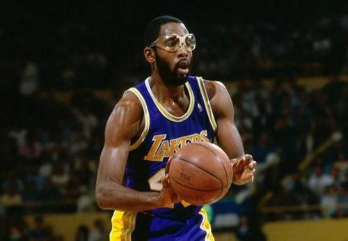 nba为什么很多人不戴护目镜（NBA经典护目镜造型：小斯霸气，贾巴尔经典，科比像未来战士）