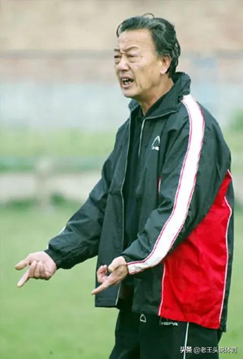 张俊秀是天津队的守门员,也是第一代国门,国内第一个掌握鱼跃凌空扑球