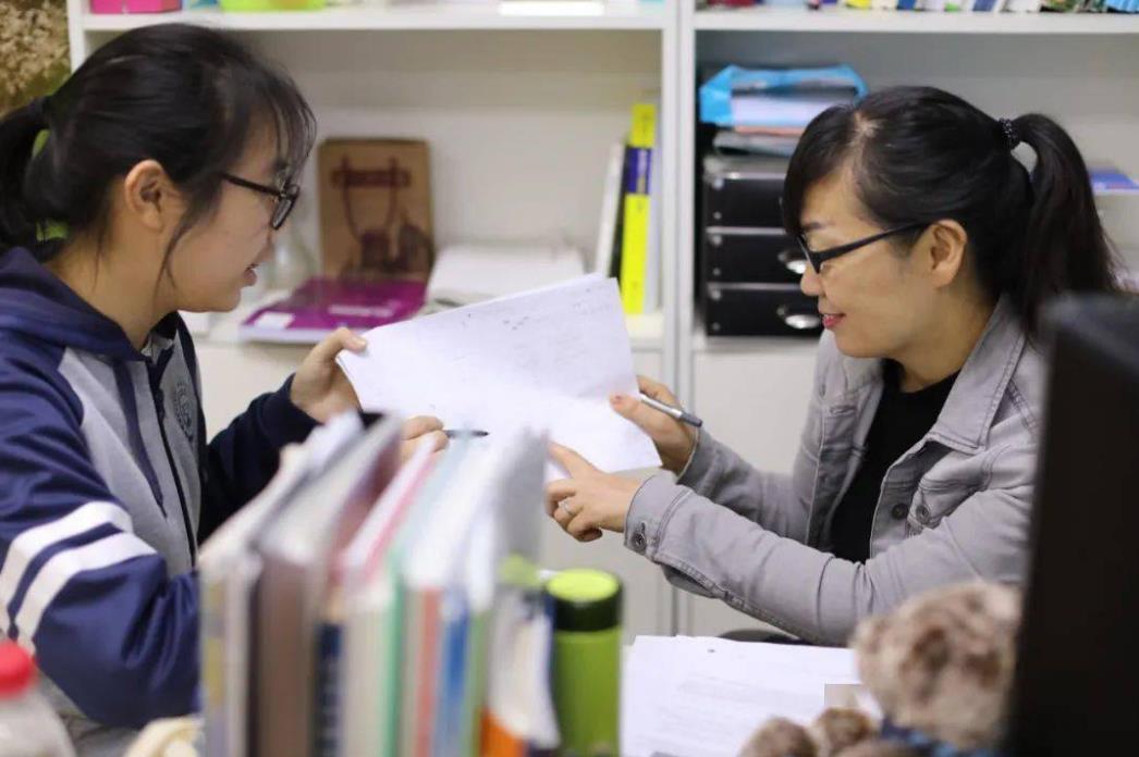 家长和老师如何配合才能让孩子快乐成长？在我看来，做到4点就行