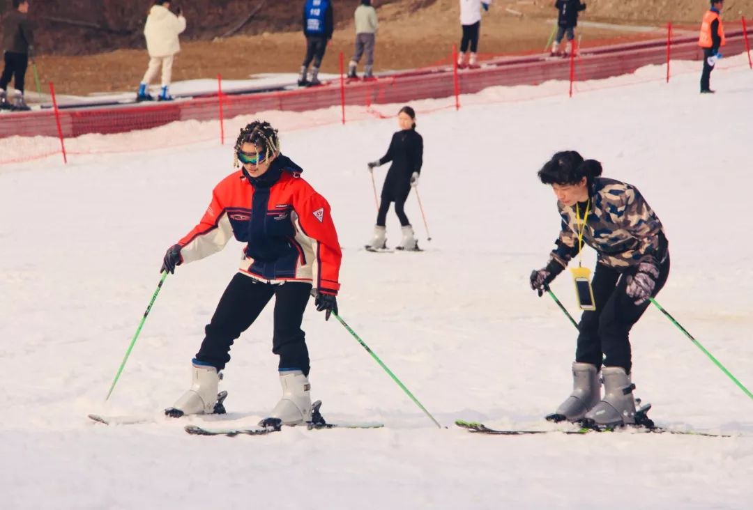 哪里滑雪便宜(滑雪很贵吗？告诉你们一个地方只要100元就可以畅滑一整天)