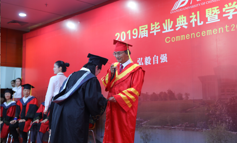 高校毕业典礼出现辣眼一幕，男生趁老师“拨穗”时，直接亲了上去