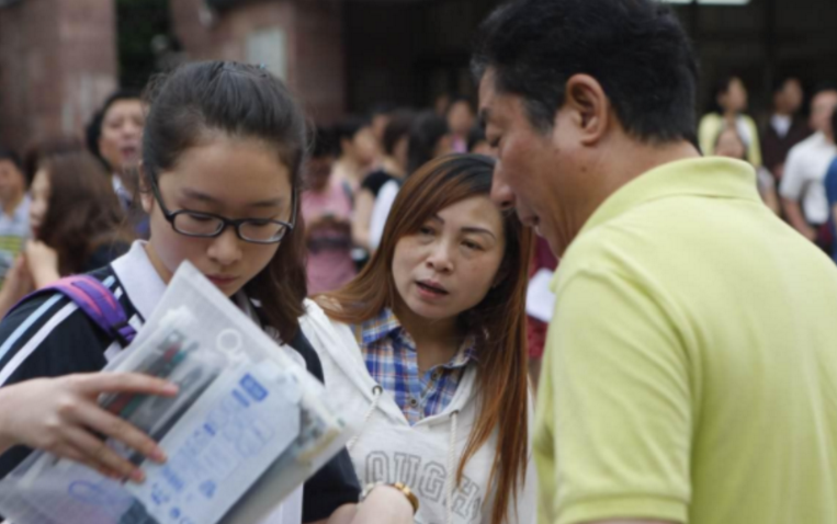 “前面4人后面6人，一共多少人？”小学生答11人，却被老师盼错