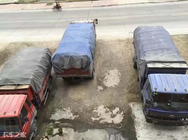 袋装水泥运输的一代枭雄,实拍十通锐龙自卸车