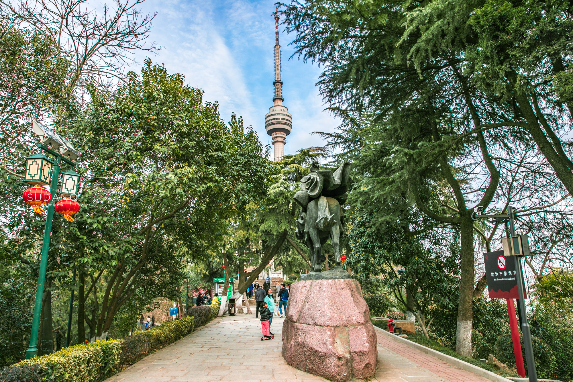 在龟山公园徒步,赏景时,不由发现三国文化十分浓郁,可见此处在古代是