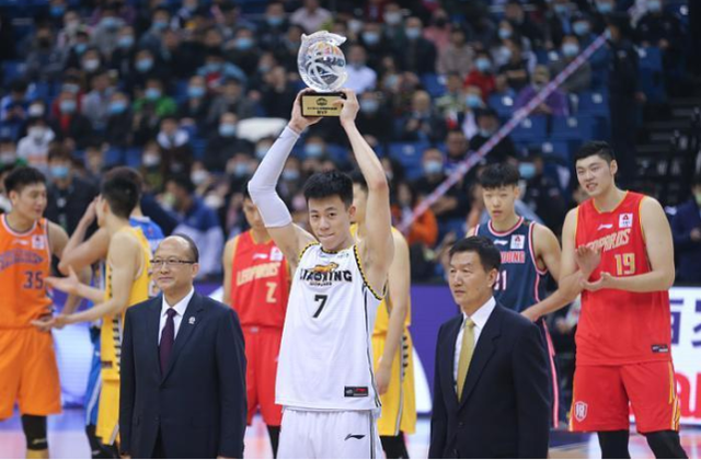 张镇麟为什么没参加nba(郭昊文汤杰都去参加NBA选秀了，为何身体天赋更高的张镇麟不去呢)