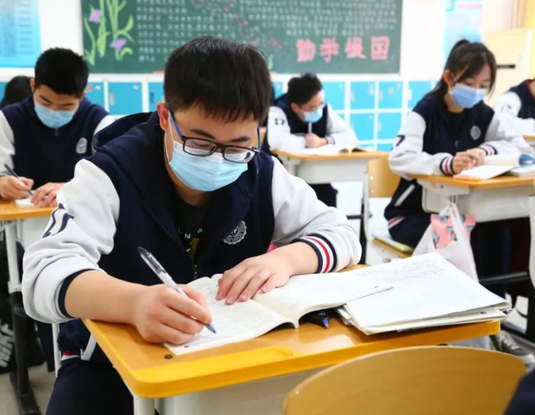 2021年高考成绩出炉，一地区录取线断崖式下滑，考生：喜从天降