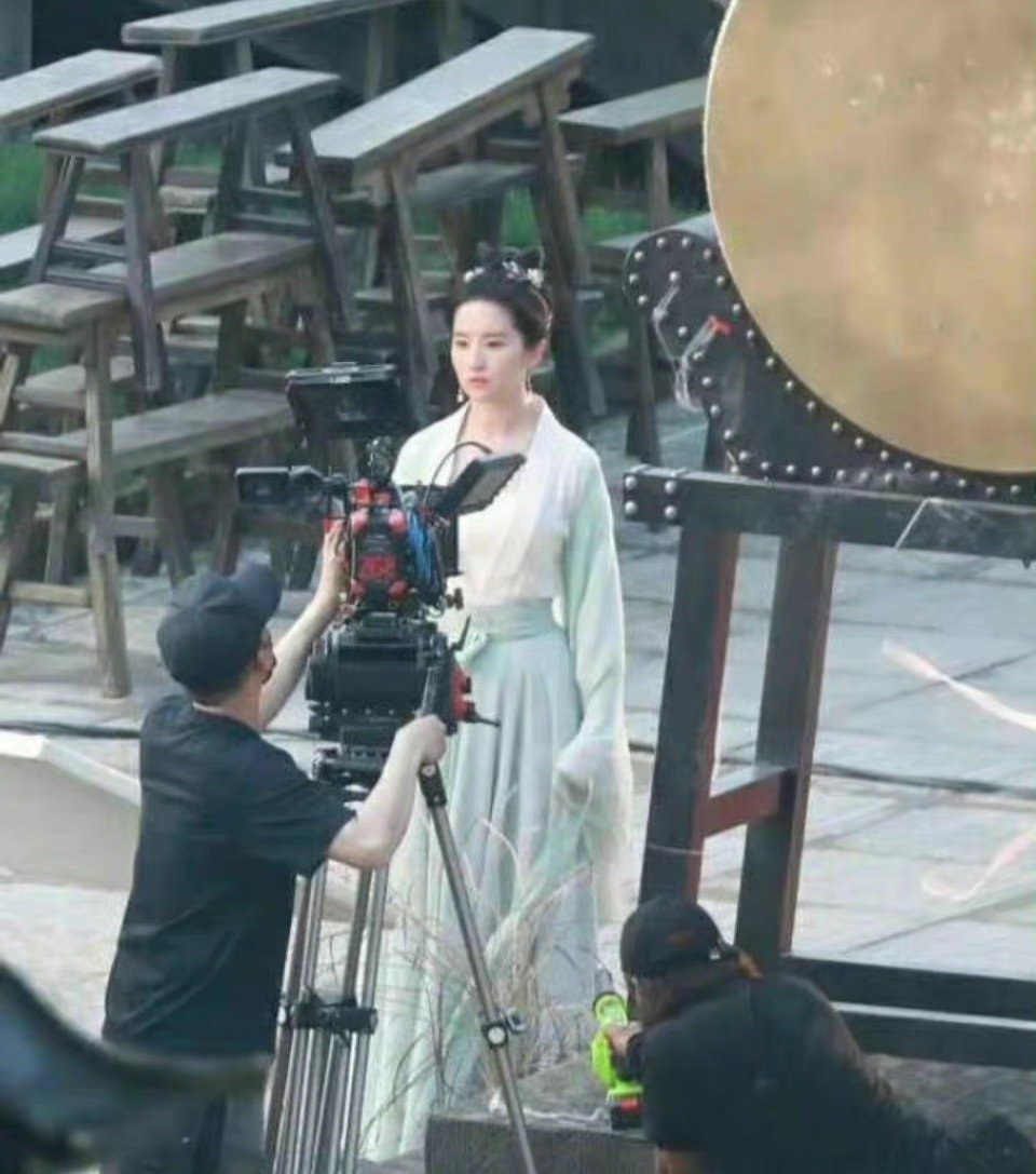 刘亦菲新剧路透曝光，未受“限籍令”影响，难道学巩俐退美籍了？
