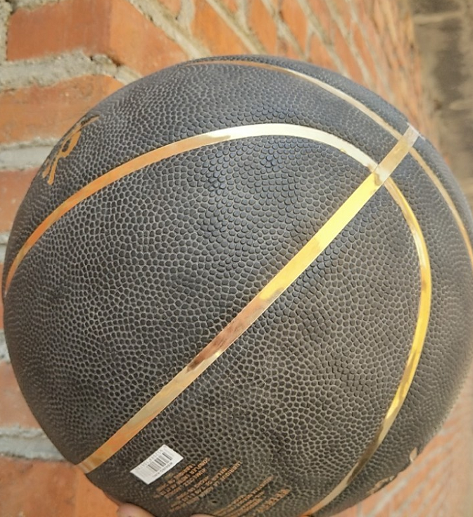 篮球买pu的好还是吸湿的好（篮球容易沾灰怎么办？这款篮球可水洗，手感依旧出色）