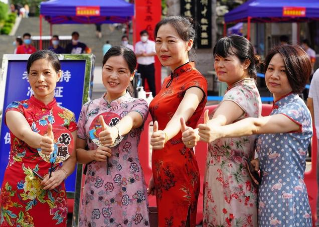 高考前家长奇特购物行为，东北人爱买紫裤头，听到解释我笑了