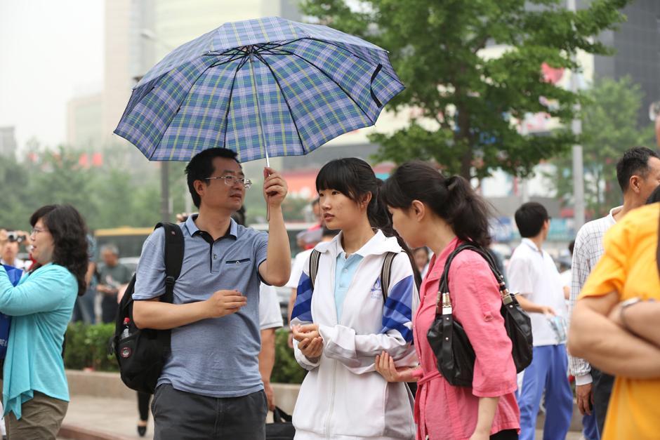 老照片回顾高考43年：哪一年最惊心动魄？