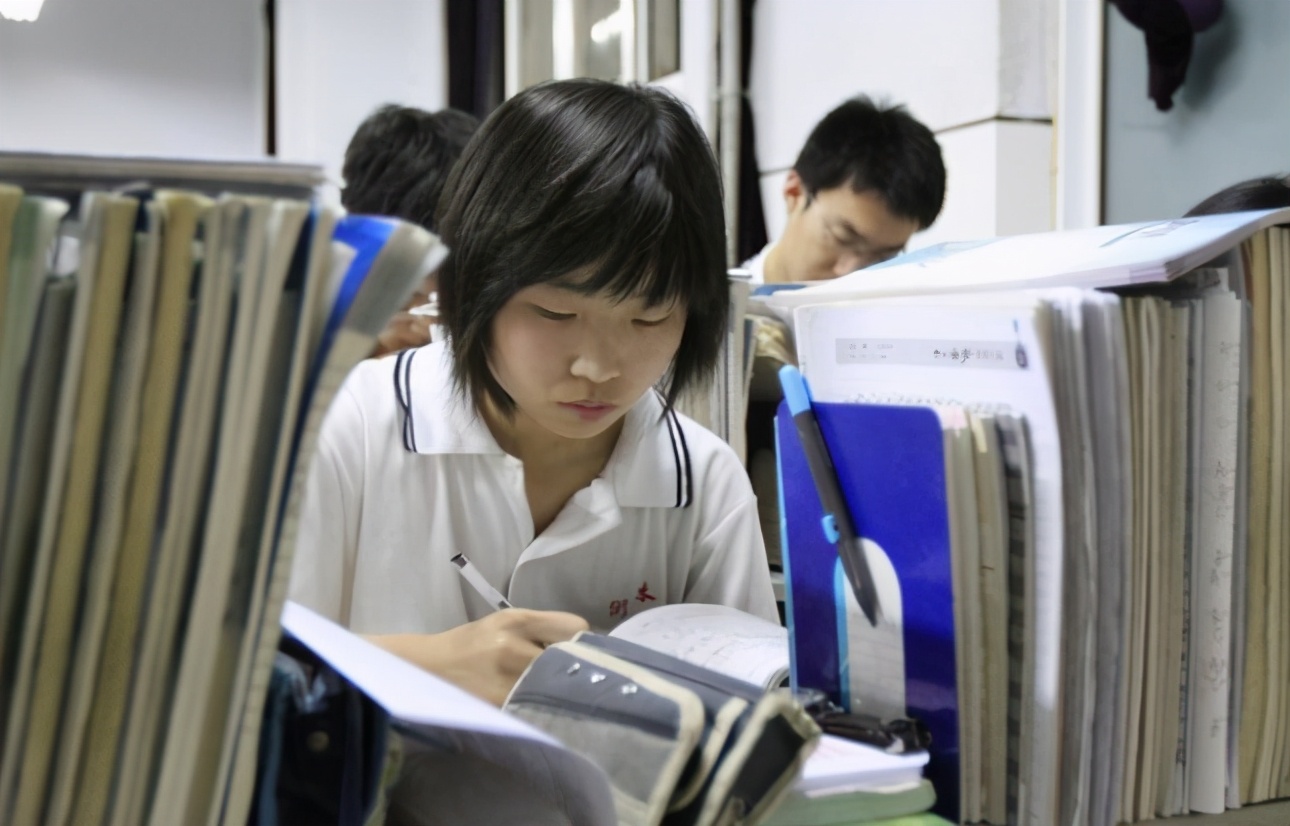 “上大学就轻松了！”大学和高中的区别有多大？学姐：哭都没权利