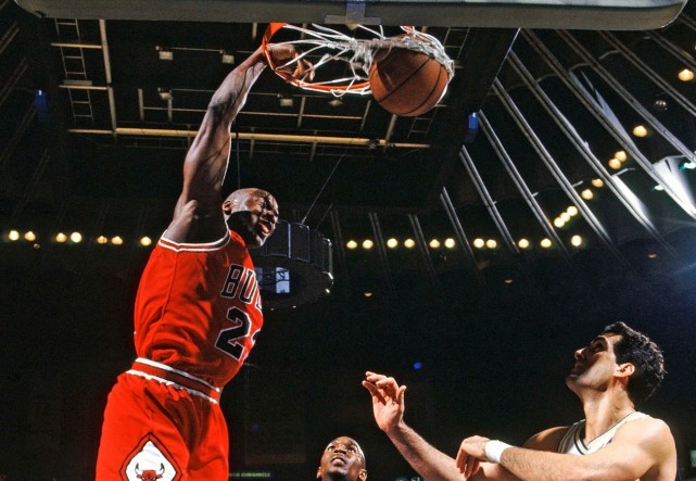 75大nba球星排名(美媒评NBA历史75大巨星！乔丹居首詹姆斯第二，现役12人上榜)