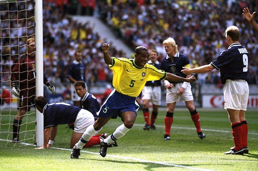 法国对巴西98世界杯决赛红牌（最经典的一届国际大赛-98年法国世界杯老照片）