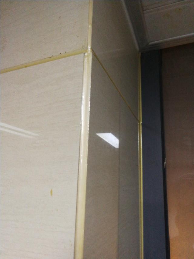 见到贴砖师傅客厅墙砖这样贴，给他500一天不为过