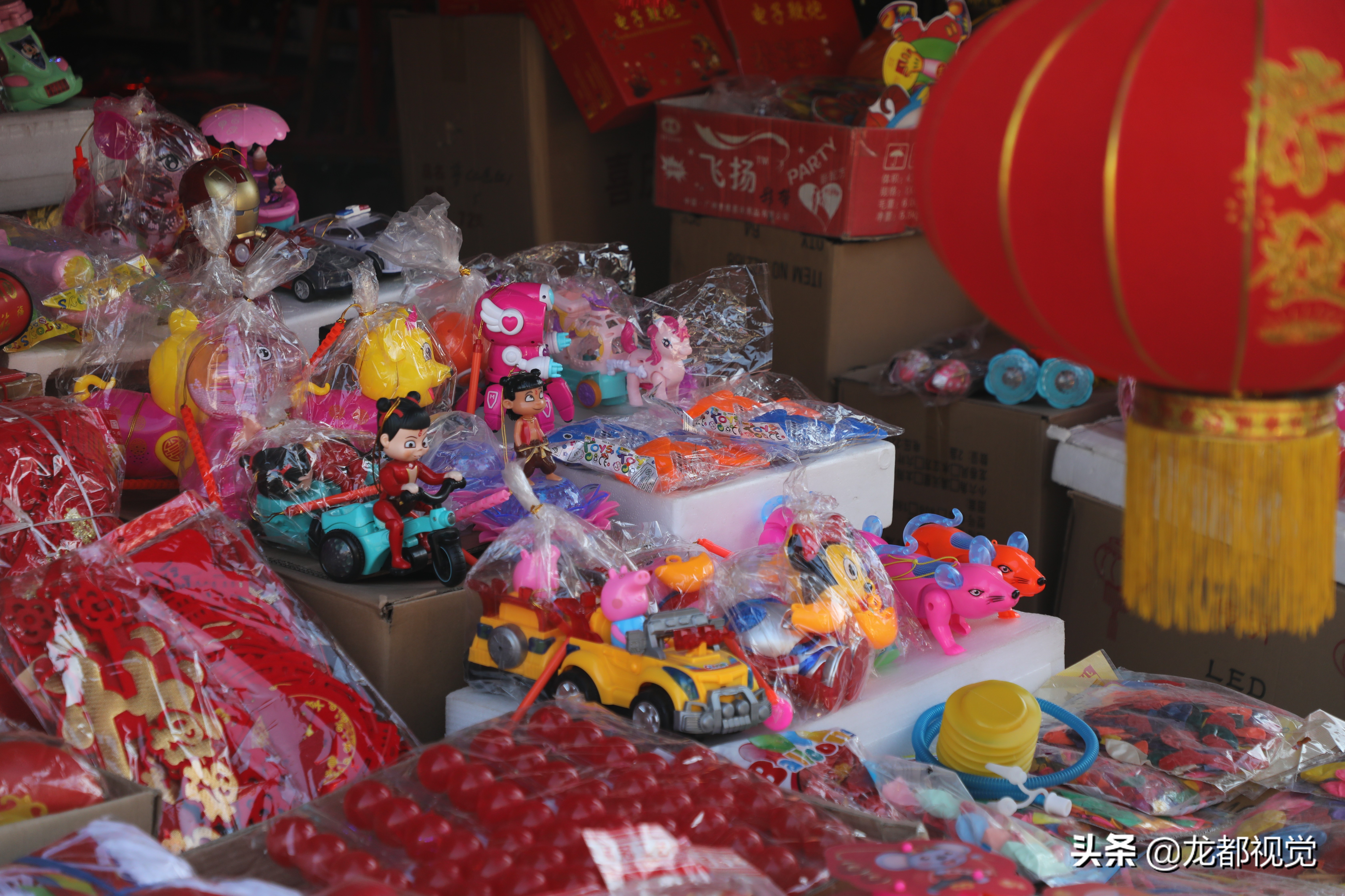 這些小店賣的東西是兒童最愛，趕集時小孩子們看到基本走不動