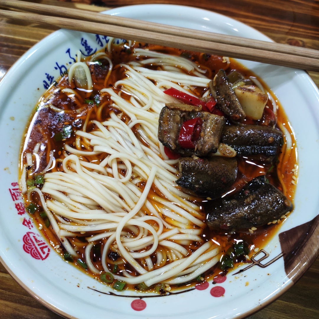 成都本地鳝鱼面测评!见识了面条中的爱马仕,还帮外地人排了雷